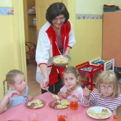 - Dzieciom smakuje obiad - mówi Elżbieta Kogut, podając surówkę Martynce, Ali i Wiktorii w przedszkolu nr 1etalubuska.pl
