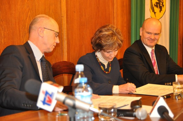 Porozumienie podpisano w obecności posła Wiesława Suchowiejko (z lewej) - od prawej Krzysztof Aleksandrowicz i Joanna Jodłowska z Kronospanu i burmistrz Jerzy Hardie-Douglas.