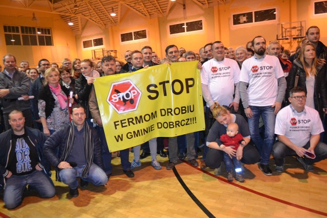 W Kotomierzu banery: „Stop fermon kur w Kotomierzu”, w Dobrczu - stop fermom w całej gminie.