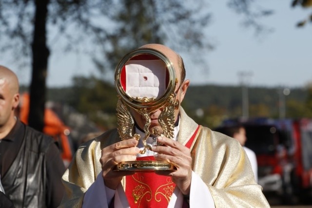 Cud w Sokółce. Przyjeżdża coraz więcej pielgrzymów, żeby zobaczyć niezwykłą hostię