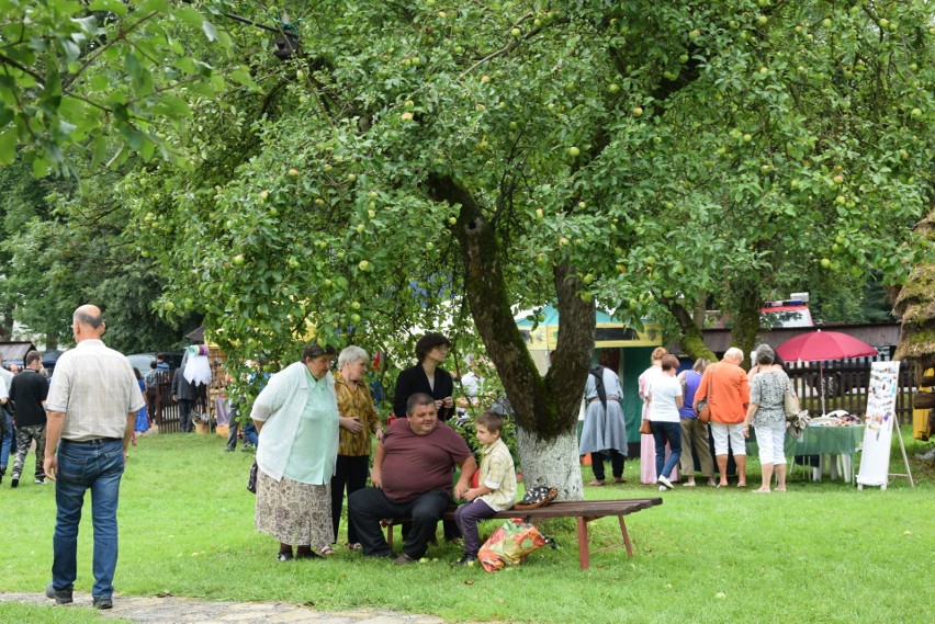 Szymbark. XV Panorama Kultur. W skansenie głośno gra muzyka, jest mnóstwo ludzi, są stoiska z rękodziełem, gospodynie częstują pysznościami