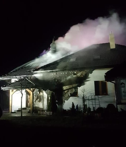 Pożar w Dmosinie. Ogień pojawił się na poddaszu jednego z domów jednorodzinnych