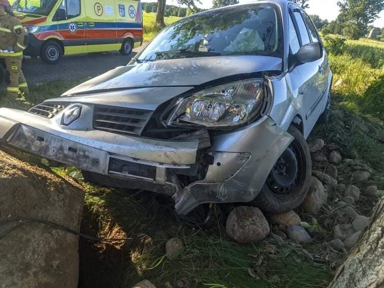 Kalinówka Kościelna. Renault wypadło z drogi i uderzyło w przydrożny kamień. Jedna osoba ranna [ZDJĘCIA]