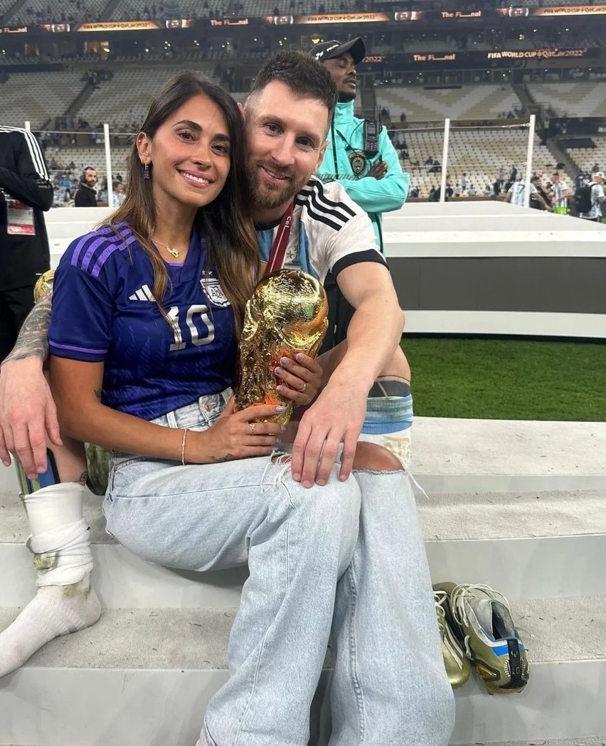 Antonella Roccuzzo ze swoim mężem Leo Messim i Pucharem...