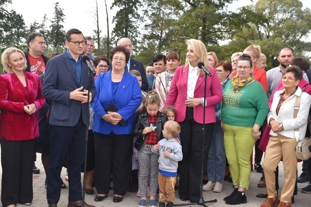 11 października, do niewielkiego, liczącego nieco ponad 400 mieszkańców, Karmina w gminie Dobrzyca przyjechał premier Mateusz Morawiecki. Szef polskiego rząd spotkał się z gospodyniami z kilku powiatów, następnie odbył się briefing prasowy