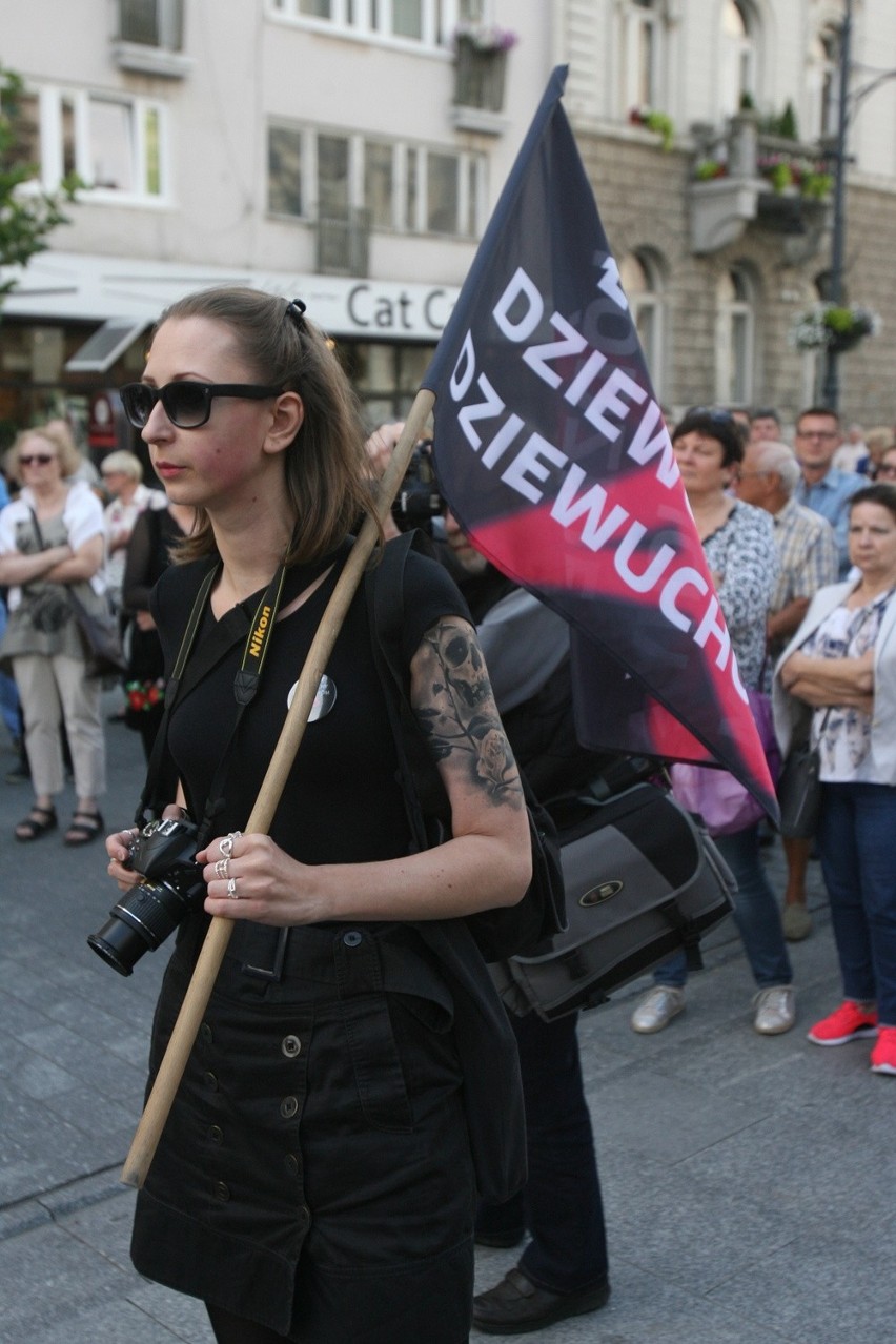 Protest w Łodzi przeciw zmianom w sądownictwie. Manifestacja pod biurem PiS [ZDJĘCIA]