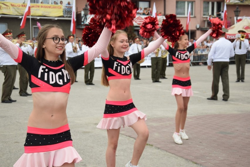 Parada i tańce instrumentalistów w Skale. Festiwal Orkiestr Wojskowych i Dętych