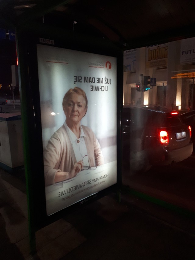 Na fanpage'u Spotted: MPK Poznań pasażerowie donoszą o źle wydrukowanych reklamach, które powieszono na przystankach w stolicy Wielkopolski.