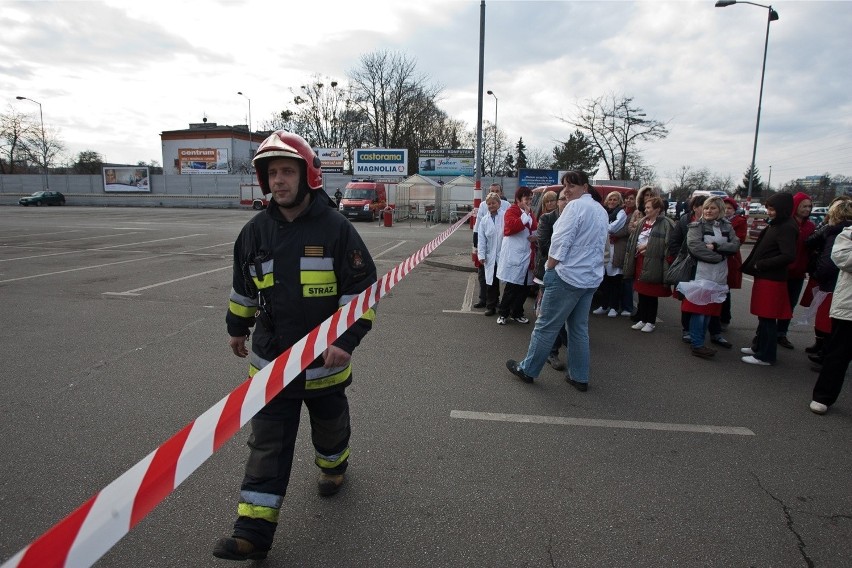 Wrocław: Bomba w Kauflandzie? Ewakuowano dwa sklepy, łącznie ponad 1000 osób (ZDJĘCIA)