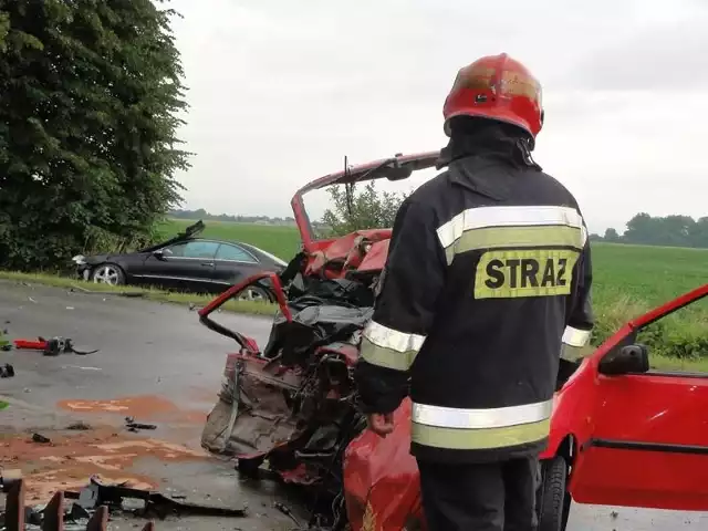 Tragiczny wypadek w StraszecinieWypadek w Straszecinie kolo Debicy. Dwie osoby zginely w zderzeniu peugeota i mercedesa. Kierowca i pasazerowie mercedesa uciekli z miejsca tragedii.
