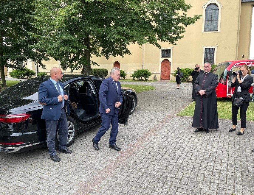 Wicepremiera Piotra Glińskiego przywitali w Rokitnie biskup...
