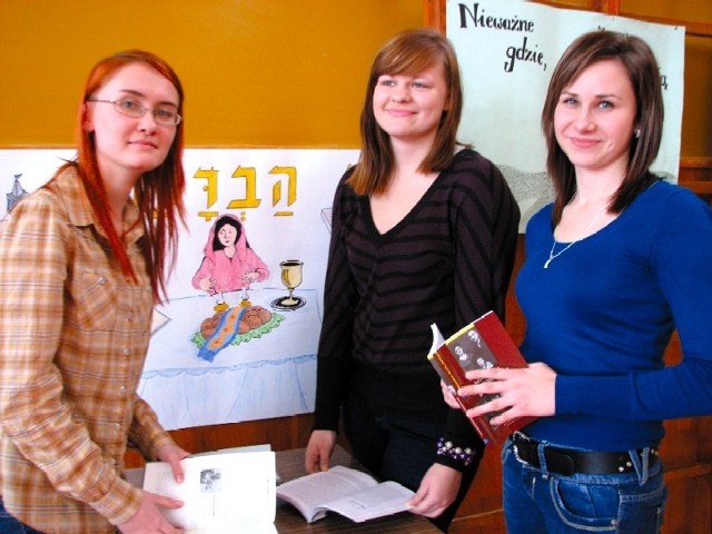 Paulina Drobot (na zdjęciu z lewej) Justyna Jankowska i Karolina Pogroszewska z VIII Liceum Ogólnokształcącego przez dwa tygodnie poznawały kulturę żydowską