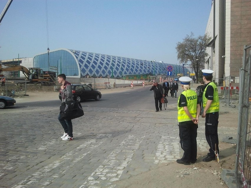 Policjanci kontrolują pieszych w okolicy ulicy Matyi