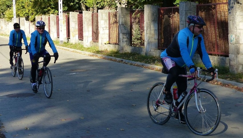 Udany rajd rowerowy powiatu skarżyskiego z wyścigiem wokół zalewu