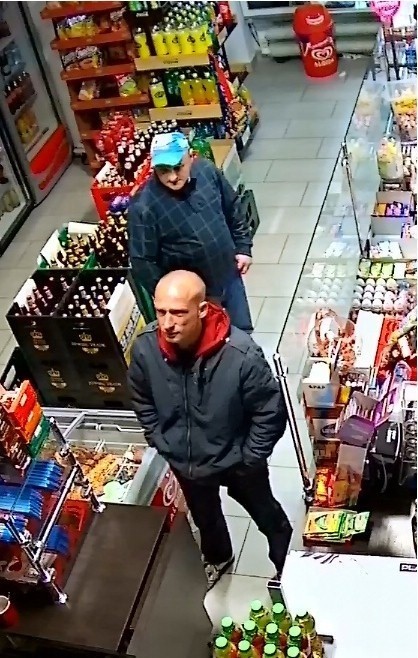 Klucze. Ukradli alkohol ze sklepu. Policja publikuje zdjęcia złodziei