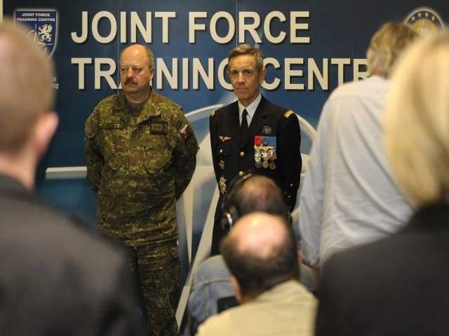 Gen. Jean-Paul Palomeros (w granatowym mundurze) po raz pierwszy odwiedził bydgoski ośrodek NATO kierowany przez gen. Pavel Macko