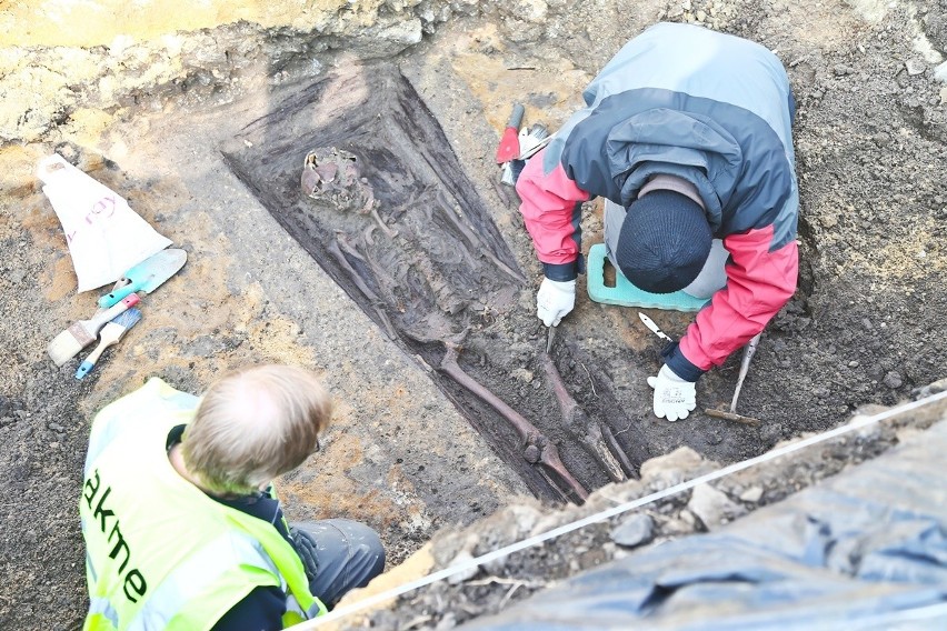 Archeolodzy odkopują ludzkie szczątki na budowie linii tramwajowej [ZDJĘCIA]