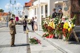 Obchody 103. rocznicy Bitwy Białostockiej. Przed pomnikiem Józefa Piłsudskiego uroczyście złożono kwiaty. I nie tylko tam