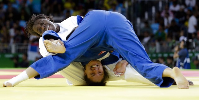Katarzyna Kłys (niebieska judoga) nie sprostała Hiszpance Marii Bernabeu