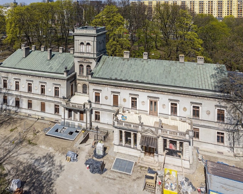 W remoncie jest pałac Scheiblera, w którym mieści się Muzeum...