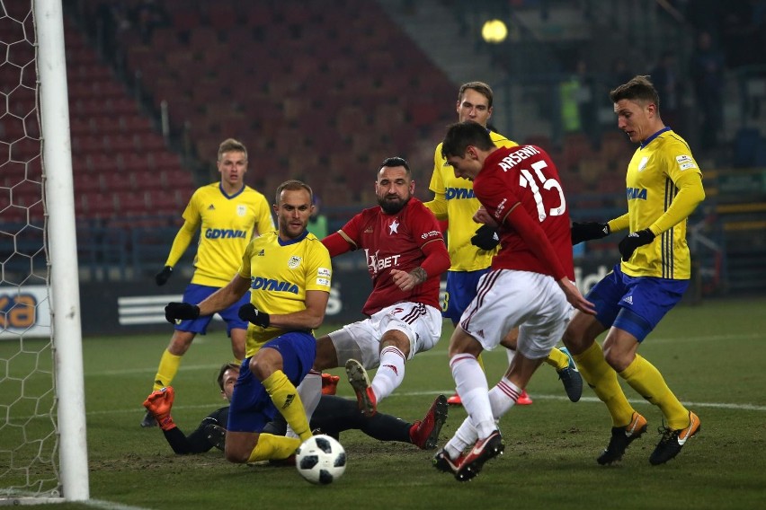 Arka Gdynia ma problem. " Po śniegu nie będziemy biegać". Niesnaski między sztabem szkoleniowym, a zarządcą stadionu miejskiego