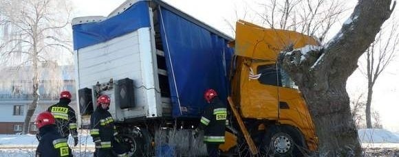 Do wypadku doszło, gdy kierowca ciężarówki scania nie dostosował prędkości do warunków jazdy i uderzył w słup