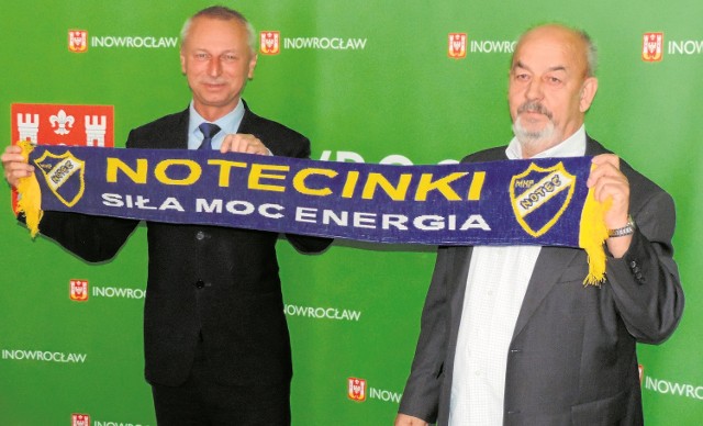 Prezes MKP Noteć Andrzej Woś wręczył klubowy szalik prezydentowi Ryszardowie Brejzie.