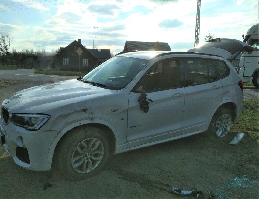 Boćki. Wypadek przy ul. Wojska Polskiego. BMW zderzyło się z ciągnikiem rolniczym [ZDJĘCIA]
