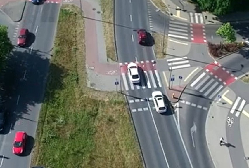 Widok z policyjnego drona bydgoskiej "drogówki" na auto...