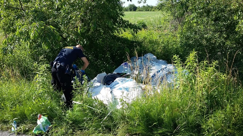 Strażnicy szukają kto wyrzucił śmieci przy ulicy Sarzyńskiej