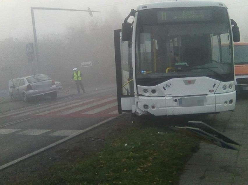 Zderzenie autobusu z osobówką w Bielanach pod Kętami. Wszystko przez mgłę?