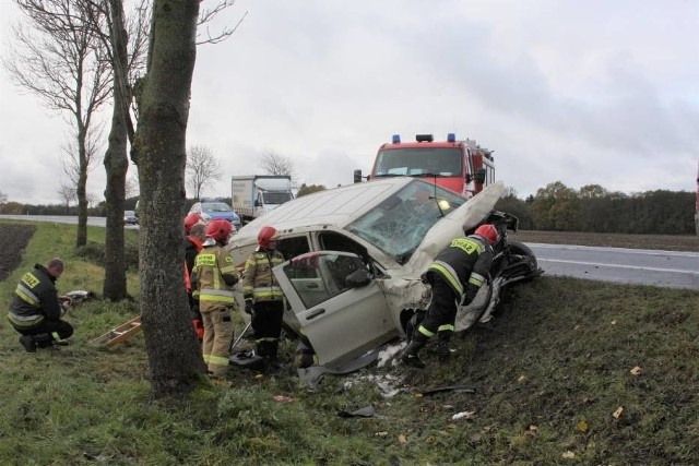 W środowe południe na drodze krajowej nr 6 w pobliżu miejscowości Noskowo doszło do wypadku.Mercedes Vito zjechał na pobocze, uderzył w przydrożne drzewo, po czym wywrócił się na bok. Kierowca pojazdu został zabrany do szpitala.Policja ustala okoliczności zdarzenia.Zobacz także Pożar w Białogardzie (archiwum)