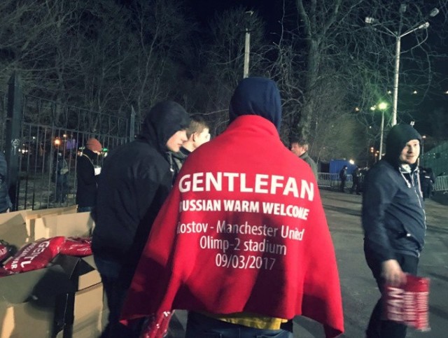 Fani FK Rostów powitali sympatyków United ciepłymi kocami przed meczem Ligi Europy