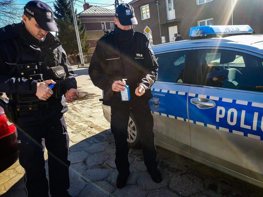 Powiat siemiatycki. Miał siedzieć w domu na kwarantannie. Poszedł do banku. Sprawę bada policja