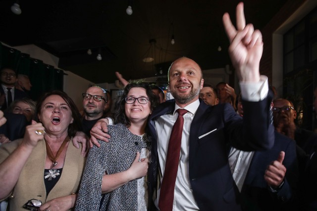 Radość w sztabie Konrada Fijołka po ogłoszeniu wyników Exit Poll
