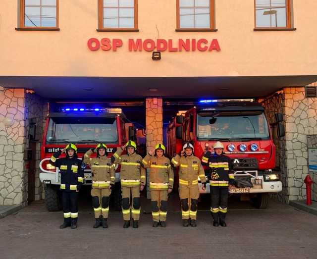 Strażacy z OSP Modlnica oddali hołdu strażakom służącym podczas wojny na Ukrainie