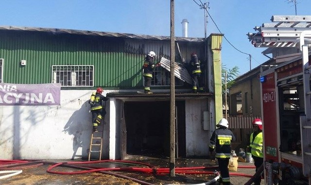 Pożar w hurtowni części motoryzacyjnych w Pabianicach