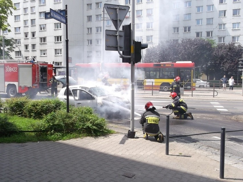 Wrocław: Auto w płomieniach na skrzyżowaniu Pomorskiej i Dubois (FILM, ZDJĘCIA)