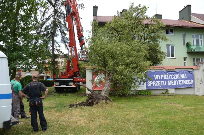 Gwałtowna burza w Tarnowie, ranni i spore zniszczenia [ZDJĘCIA INTERNAUTÓW]