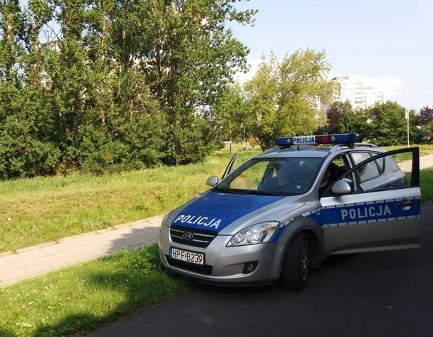 Policjanci pouczyli 60-latka, że nie można paradować bez spodni w miejscu publicznym.