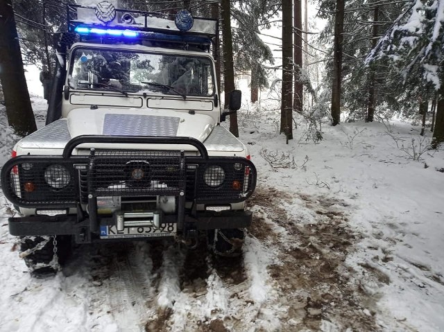 Z powodu trudnych warunk&oacute;w atmosferycznych karetka nie dotarła na czas do potrzebującego, pomagali strażacy