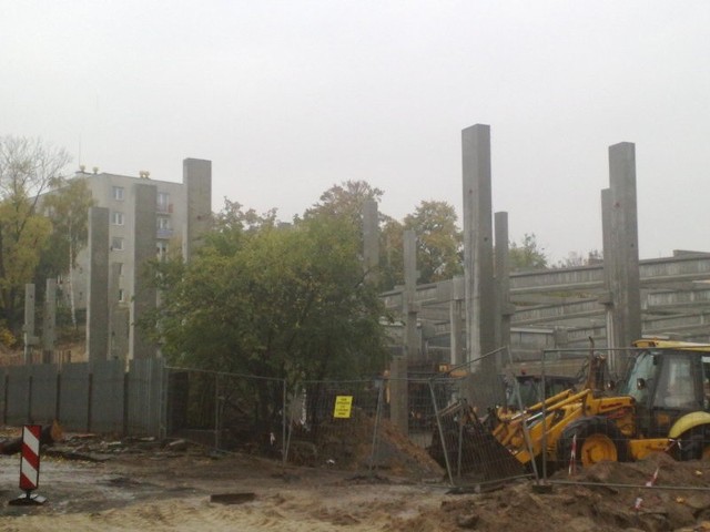 Przy ul. Matejski widać już betonowy szkielet marketu Kaufland. Otwracie w przyszłym roku. Ale nabór do pracy już ruszył.