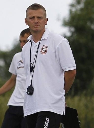 Pracował z rzeszowskimi piłkarzami od 2 do 21 września 2010...