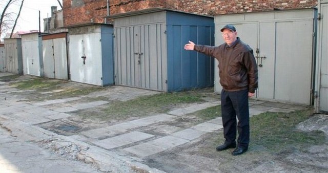 - Na miejscu tych garaży powstanie pawilon handlowo-usługowy - pokazuje Jan Pawlak.