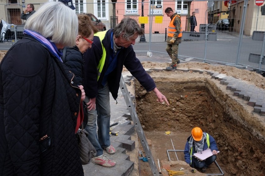 Plac Kolegiacki: Archeolodzy odkryli mur wieży dawnej...