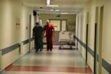 Nowoczesna operacja serca w łódzkim szpitalu. Dr Grzegorz Religa wszczepił "naturalną" zastawkę