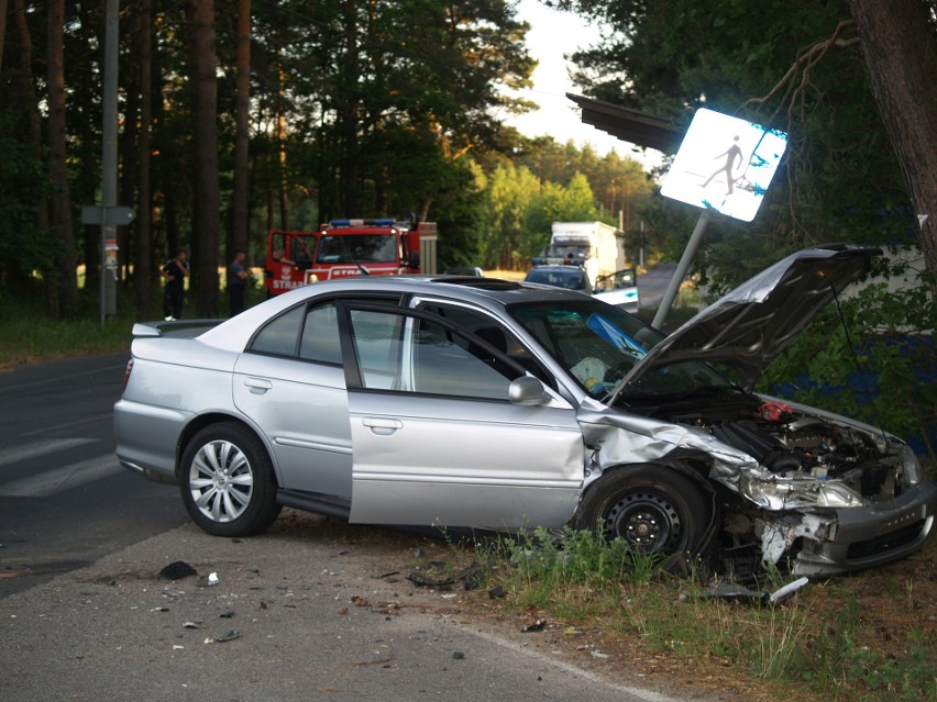 Łęg Przedmiejski. Wypadek. Dwie osoby trafiły do szpitala. Droga zablokowana [ZDJĘCIA]