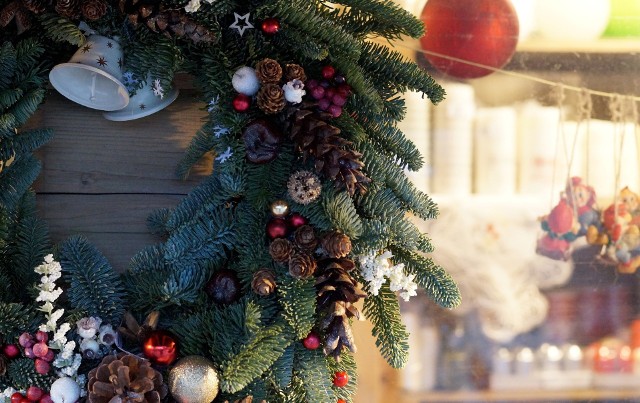 Wieniec bożonarodzeniowy na drzwi to efektowna dekoracja. Chętnie decydujemy się na ozdobienie bożonarodzeniowym wiankiem wejścia do wnętrza mieszkania czy domu, by już od progu wprowadzić niezwykłą, świąteczną atmosferę. Wianek na drzwi to ozdoba, którą możemy cieszyć się niezależnie od sezonu i pory roku. Zimą najpiękniej prezentują się wieńce wykonane z naturalnych materiałów- świeżych gałęzi drzew iglastych, szyszek, suszonych owoców i kwiatów. Klasyczne wieńce na drzwi utrzymane są w naturalnej zielono-czerwonej kolorystyce ostrokrzewu. Zimową porą można też postawić na wianki na drzwi ozdobione elementami przywodzącymi na myśl odcienie bieli i błękitu. Świetnym pomysłem będzie również wianek na drzwi upleciony z suszonych kwiatów bawełny. Bombki, śnieżynki, kora cynamonu, gwiazdki i sztuczne owoce to tylko niektóre z dodatków, które znajdziemy na świątecznych wiankach.Pomysły nie przestają zachwycać i zaskakiwać. Jaki wieniec bożonarodzeniowy wybrać? Podpowiadamy. W naszej galerii znajdziesz najpiękniejsze i najmodniejsze pomysły i inspiracje na świąteczny wieniec bożonarodzeniowy na drzwi >>>>>