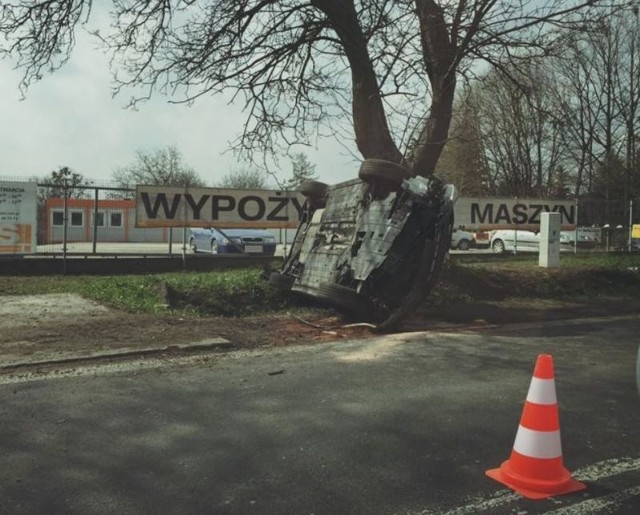 Dziś rano w Nowosolnej doszło do groźnego wypadku. Dachował samochód, w wyniku czego kierowca trafił do szpitala.