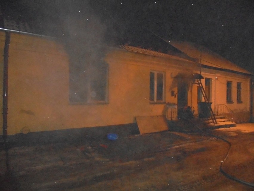 Pożar domu w Ćmielowie. Policjant wyciągnął kobietę z ognia